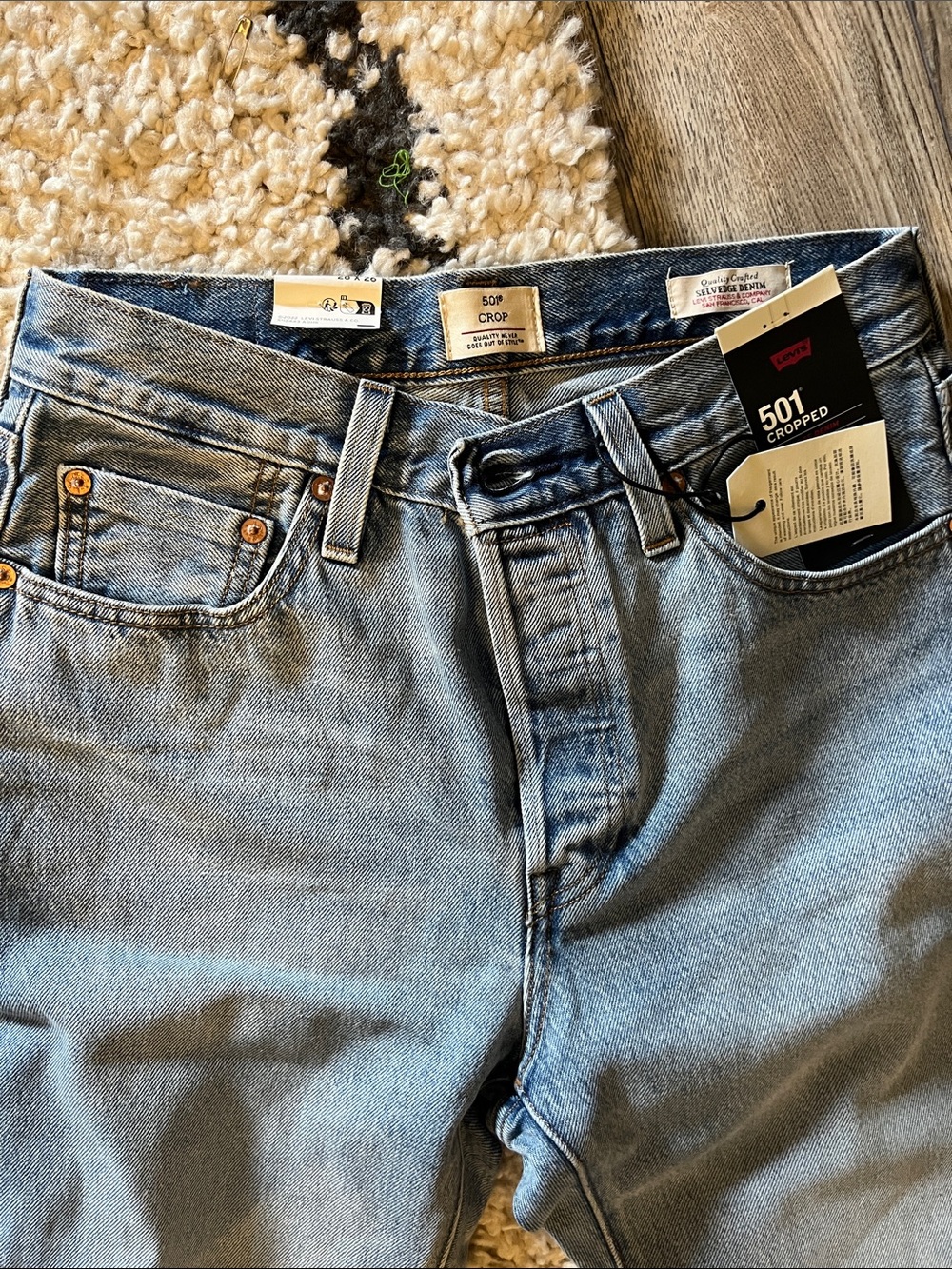 NWT women’s Light Blue Denim 501 cropped  - Classic Straight Fit Jean - Picture 2 of 5